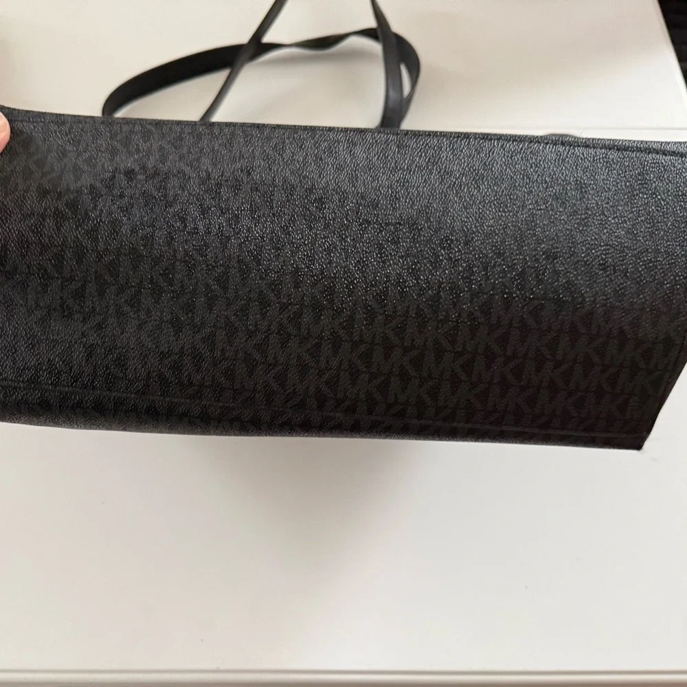 Michael Kors Emilia Large East West Bucket Tote Bag - Picture 6 of 9